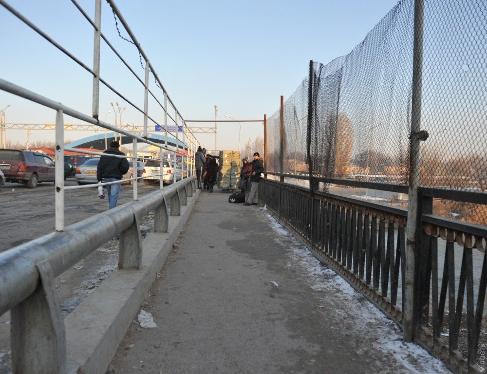 Премьер Кыргызстана поручил помочь гражданам страны у границы с Казахстаном