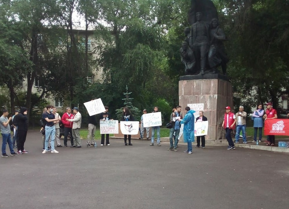 В Алматы прошел митинг за права трудящихся