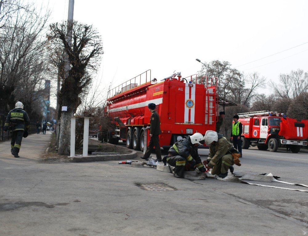 В Алматы произошел пожар в многоэтажном доме в мкр. Самал-1