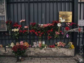 В городах Казахстана люди почтили память погибших в Кемерово