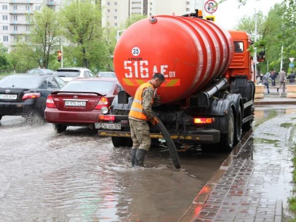 Выкачали жидкость. Откачка воды. Откачка талых вод. Откачка луж. Выкачка жидкости.