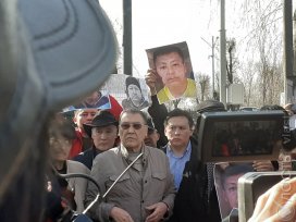 Митингующие в Алматы добились, чтобы их заявление об освобождении арестованных 22 февраля приняли в прокуратуре