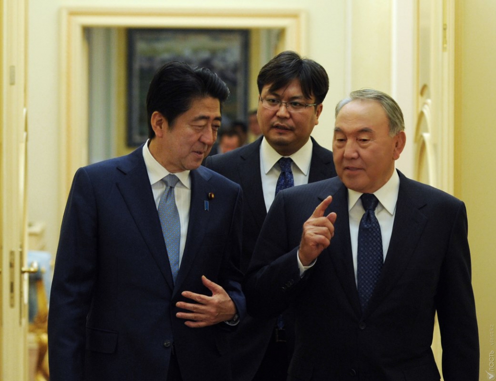В ходе визита японского премьер-министра в Казахстан был подписан ряд документов о сотрудничестве двух стран