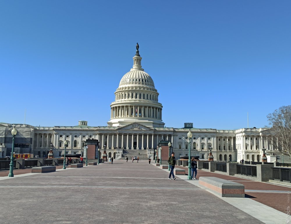 Конгресс США одобрил новый пакет антикризисных мер почти на $500 млрд