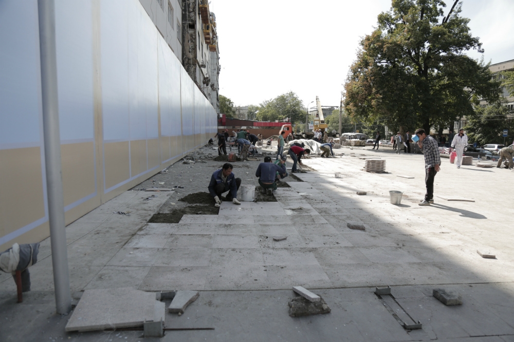 Аким Алматы ознакомился с ремонтом здания, пострадавшего от пожара в Алматы