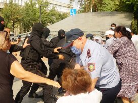 Полиция пытается предотвратить митинг Демпартии в Алматы 