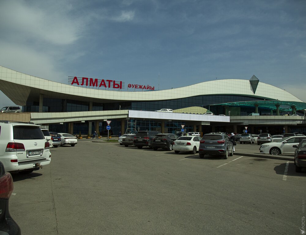 
Акимат рассматривает запуск шаттл-автобусов из аэропорта Алматы в центр