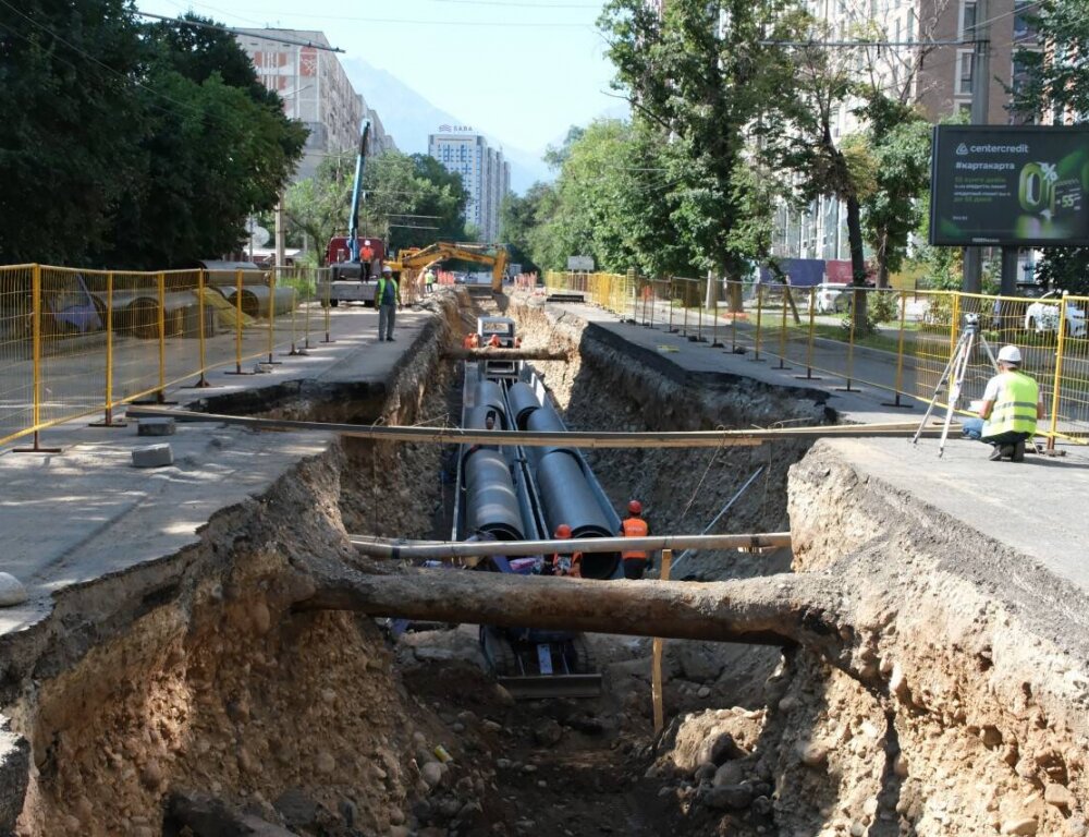Досаев поручил к сентябрю завершить реконструкцию тепломагистрали и открыть движение по проспекту Гагарина