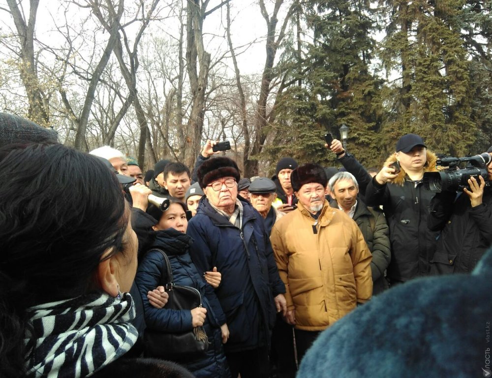 В центре Алматы задерживают сторонников Демпартии, проводивших митинг