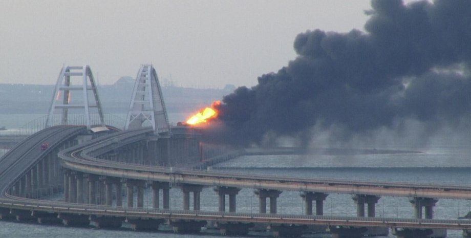 Движение по Крымскому мосту перекрыто после взрыва и пожара 