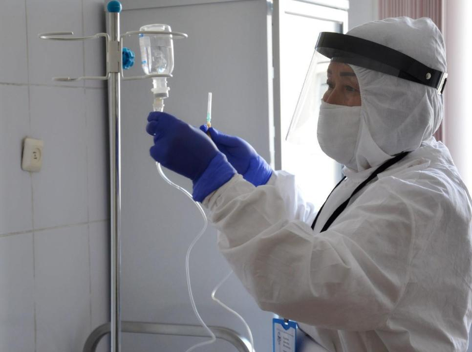 Около 500 пациентов с коронавирусом остаются в больницах Казахстана 