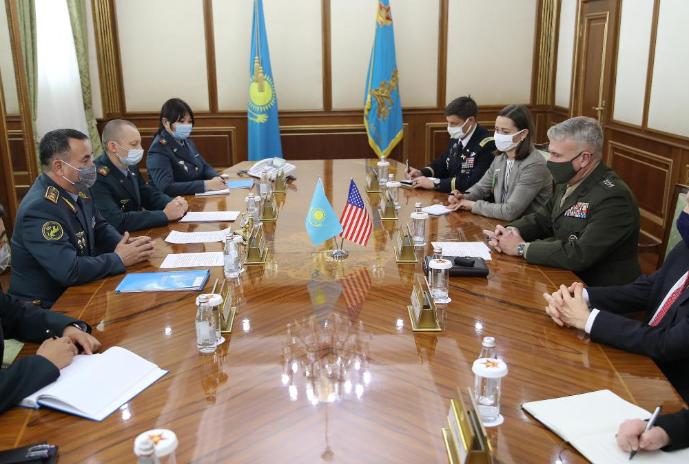 Министр обороны Казахстана обсудил ситуацию в Афганистане с главой Центрального командования Вооруженных сил США