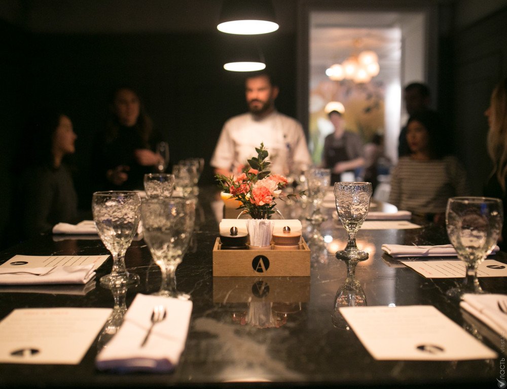 Chef’s table от «Афиши»: маринованные устрицы, копчённый палтус и осьминоги гриль