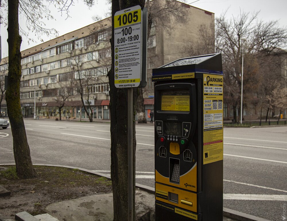В первом районе Алматы уличные парковки вновь станут платными с понедельника 