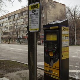 В первом районе Алматы уличные парковки вновь станут платными с понедельника 