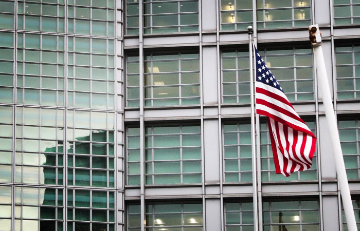 США может закрыть 10 посольств и 17 консульств