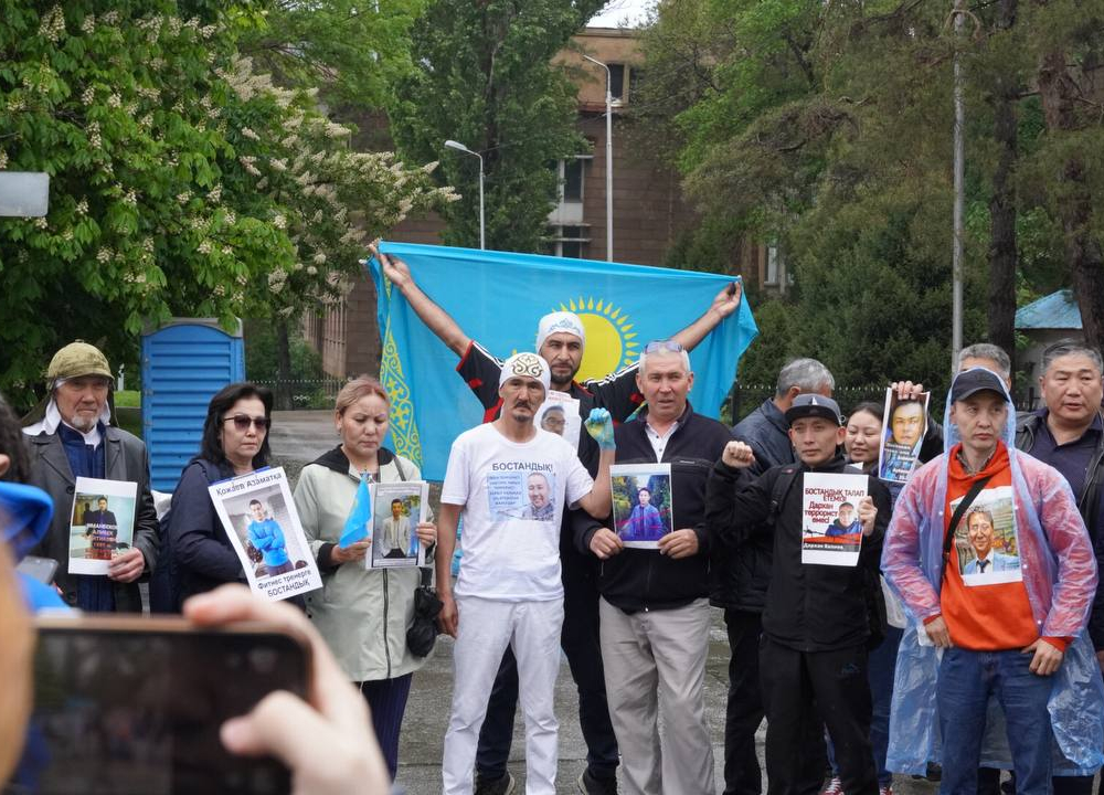 В Алматы активисты требуют освобождения политзаключенных 
