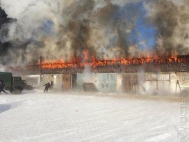 В Восточно-Казахстанской области горит склад 