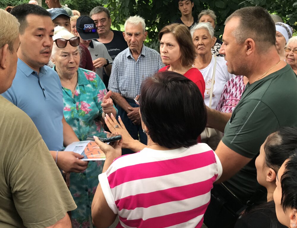 
Жители микрорайона 10а в Алматы выступают против застройки между домами