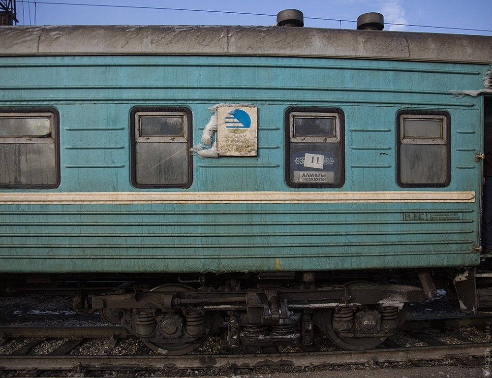На железнодорожном вокзале Алматы-2 горел резервный пассажирский вагон