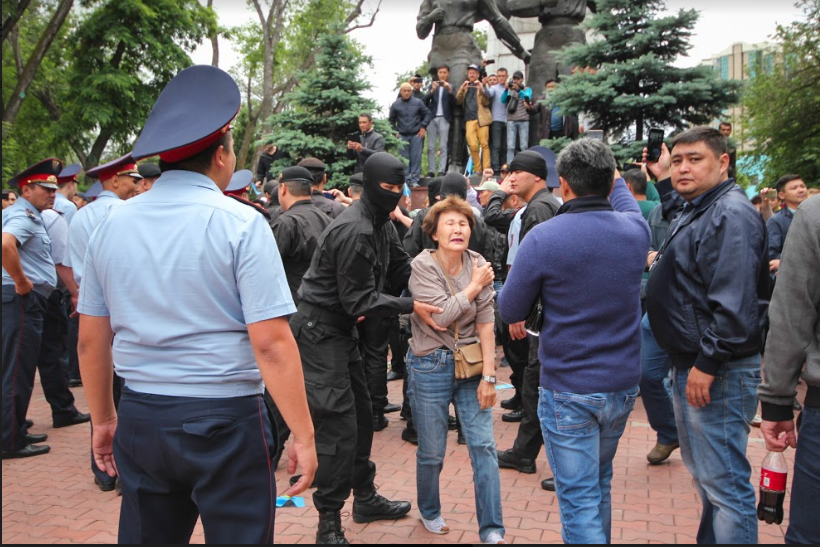 На площади «Астана» в Алматы задерживают людей 
