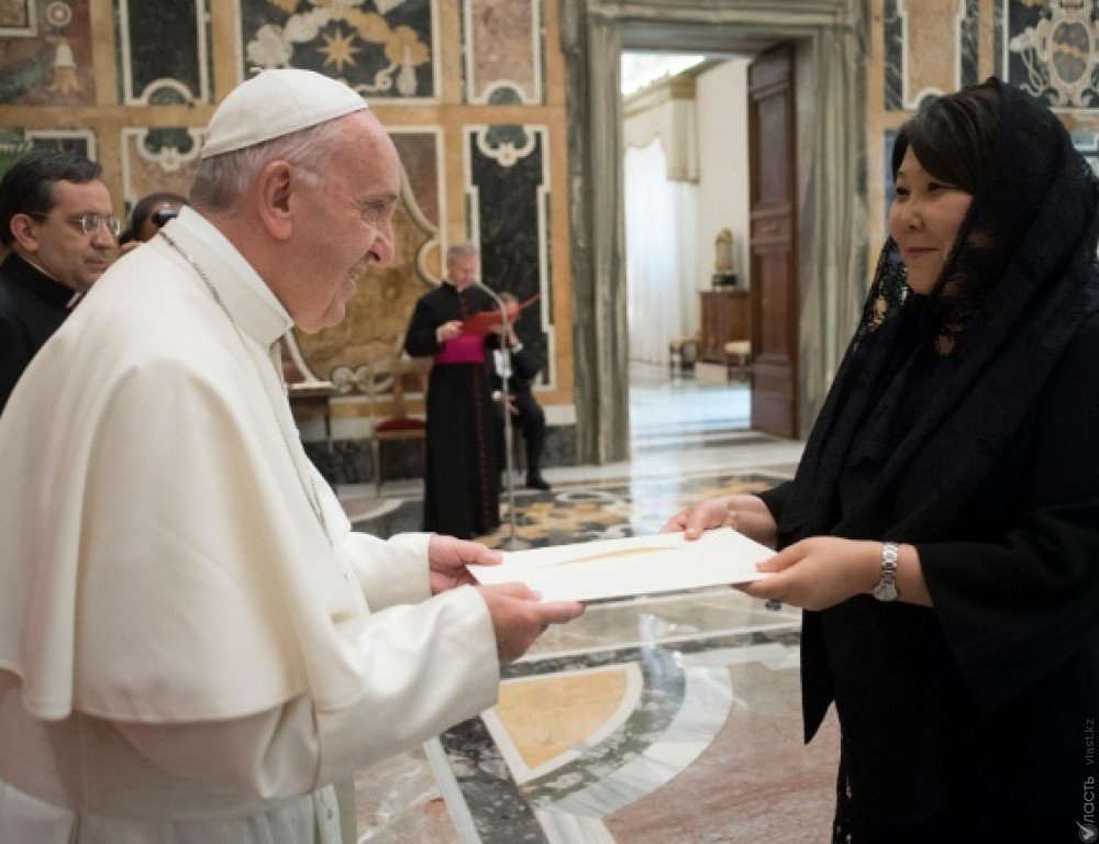 В Ватикане посол Казахстана вручила верительные грамоты Папе Римскому Франциску