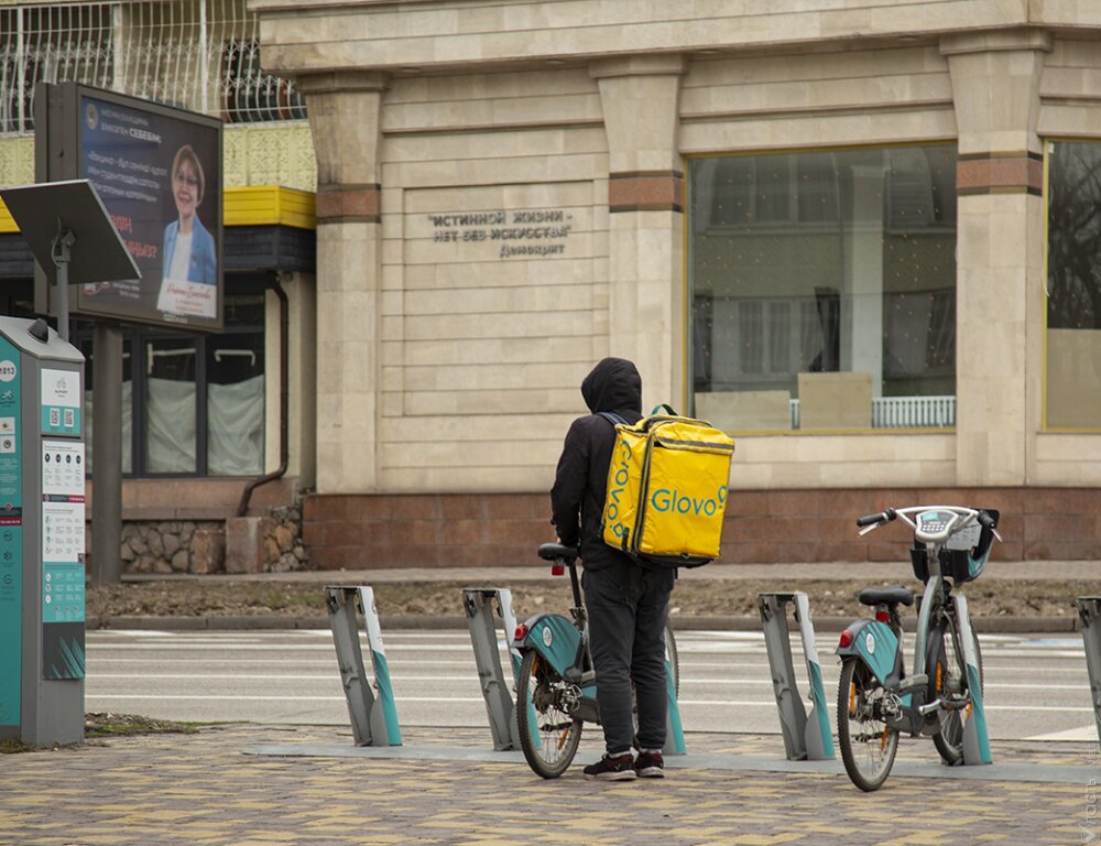 В Алматы решили привлечь курьеров по доставке еды выявлять нарушения общественного порядка