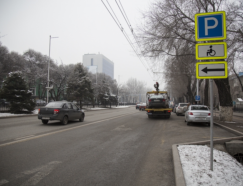 За пять дней в Алматы оштрафованы около 400 водителей, незаконно припарковавшихся на местах для инвалидов