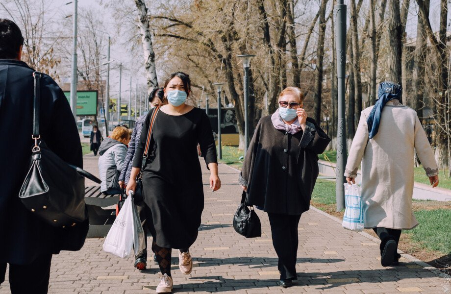 В Узбекистане запретили находиться в общественных местах без масок