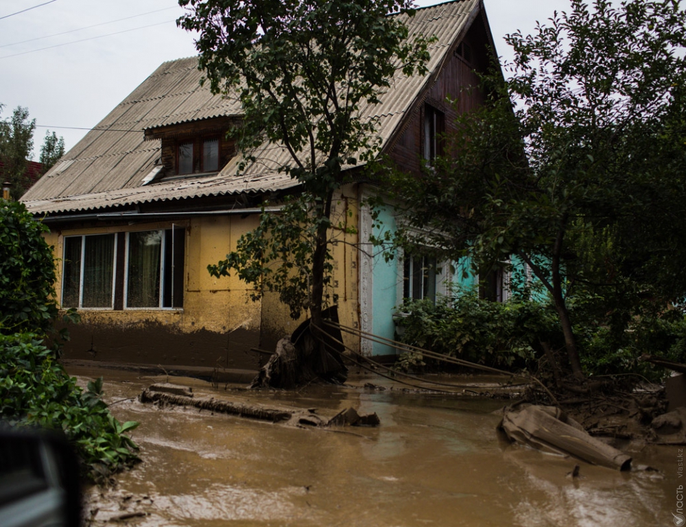 Бизнесмен Кенес Ракишев оказал помощь жителям районов, пострадавших от селя 
