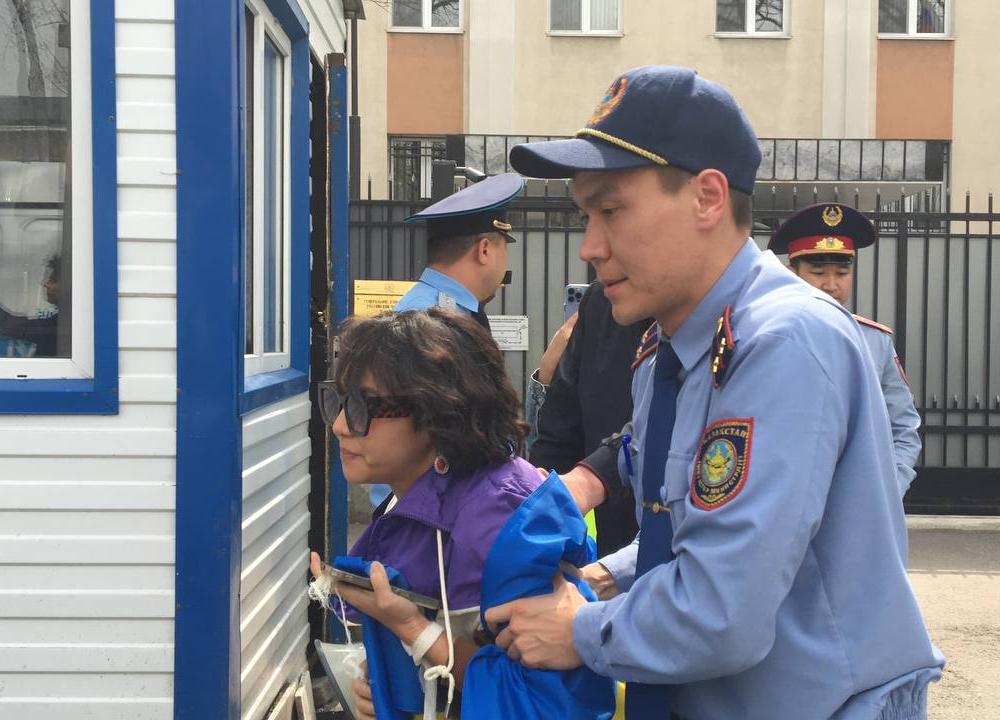 Полиция сорвала акцию у российского консульства в Алматы