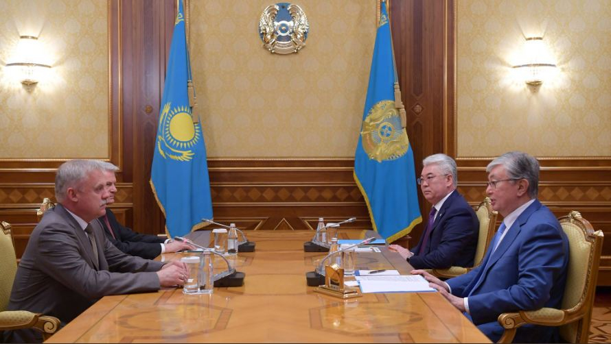 Токаев обсудил военно-политическое сотрудничество с госсекретарем Совбеза Беларуси
