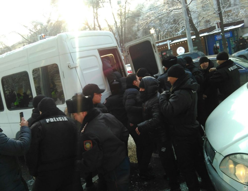 В Алматы задержали участников шествия