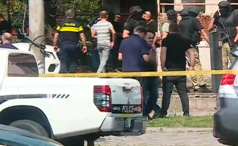 В «Банке Грузии» в Кутаиси остаются в заложниках 12 человек