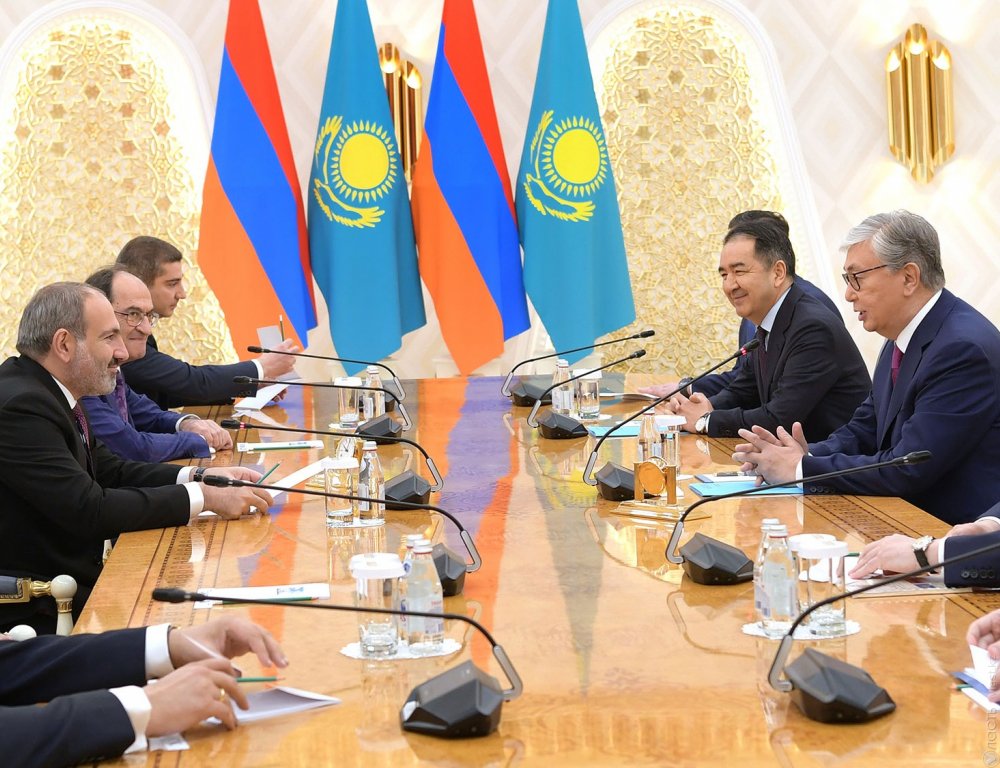 Казахстану и Армении нужно укреплять торгово-экономические отношения, считает Токаев