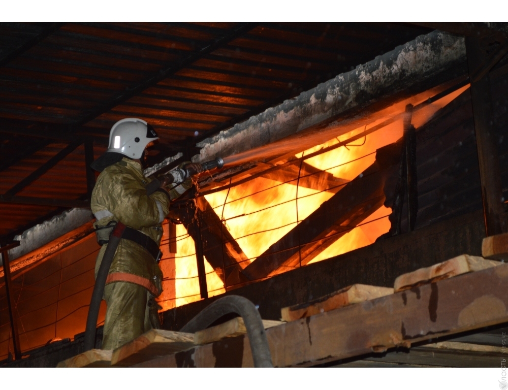 Площадь пожара на складах рынка в Алматы составила порядка 3 тыс. кв. метров