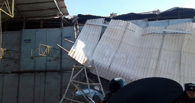 ​При обрушении крыши на рынке «Дордой» в Бишкеке пострадало двое граждан Казахстана