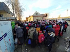Сотни жителей приграничных поселков из Казахстана пытаются попасть в Кыргызстан