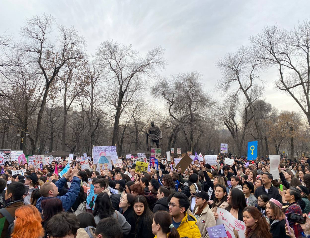 До 700 человек собрались в Алматы на митинг за права женщин 