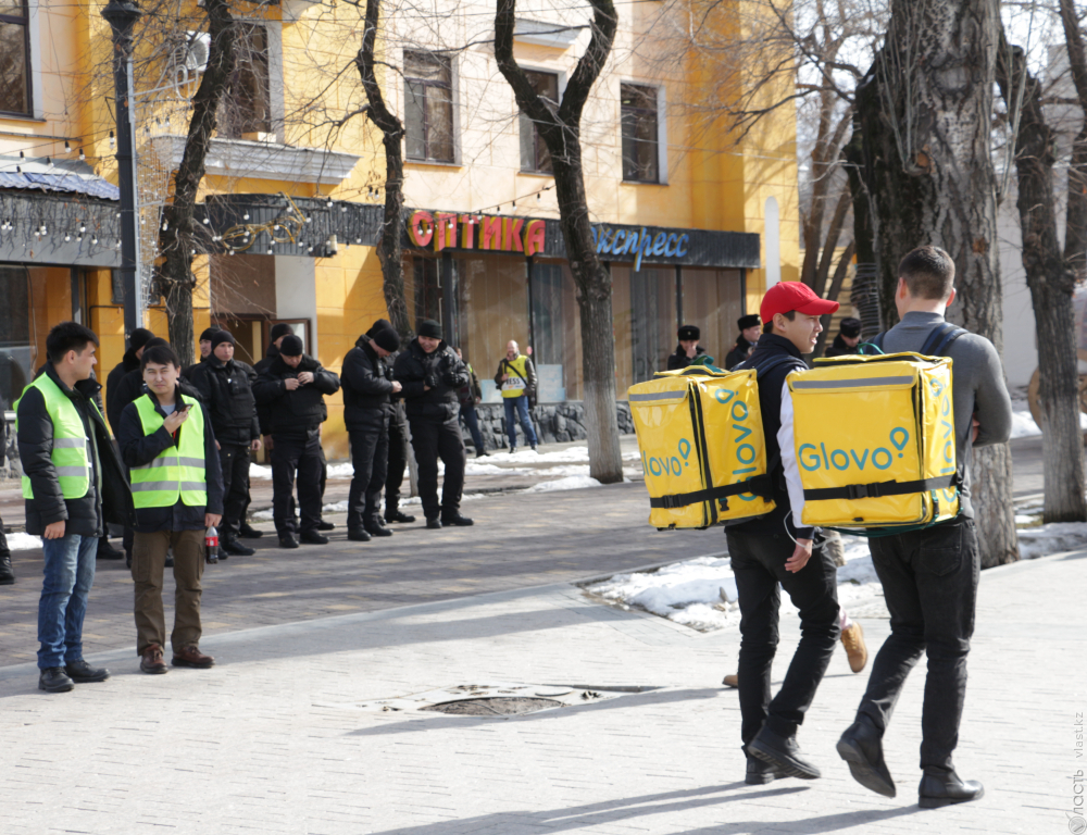 Несколько курьеров компании Glovo были задержаны перед началом забастовки возле акимата Алматы