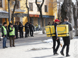 Несколько курьеров компании Glovo были задержаны перед началом забастовки возле акимата Алматы