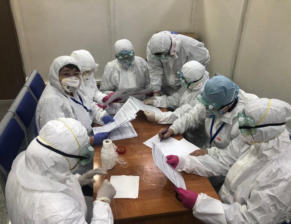 1,9 тыс. медработников заразились коронавирусом в Казахстане
