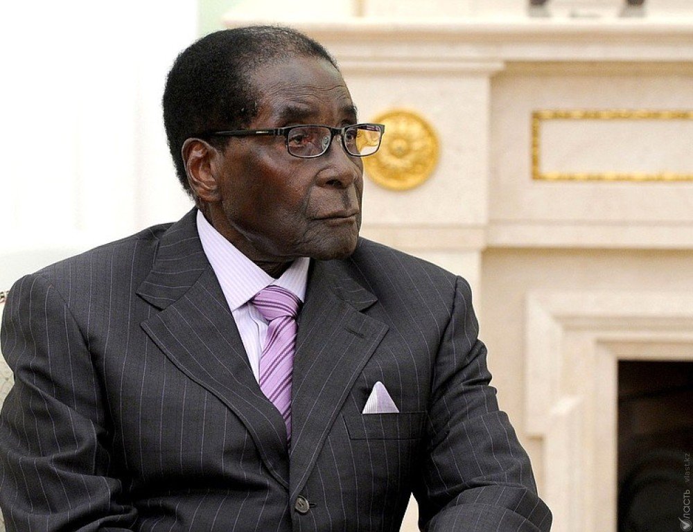 Президент Зимбабве заключен военными под домашний арест
