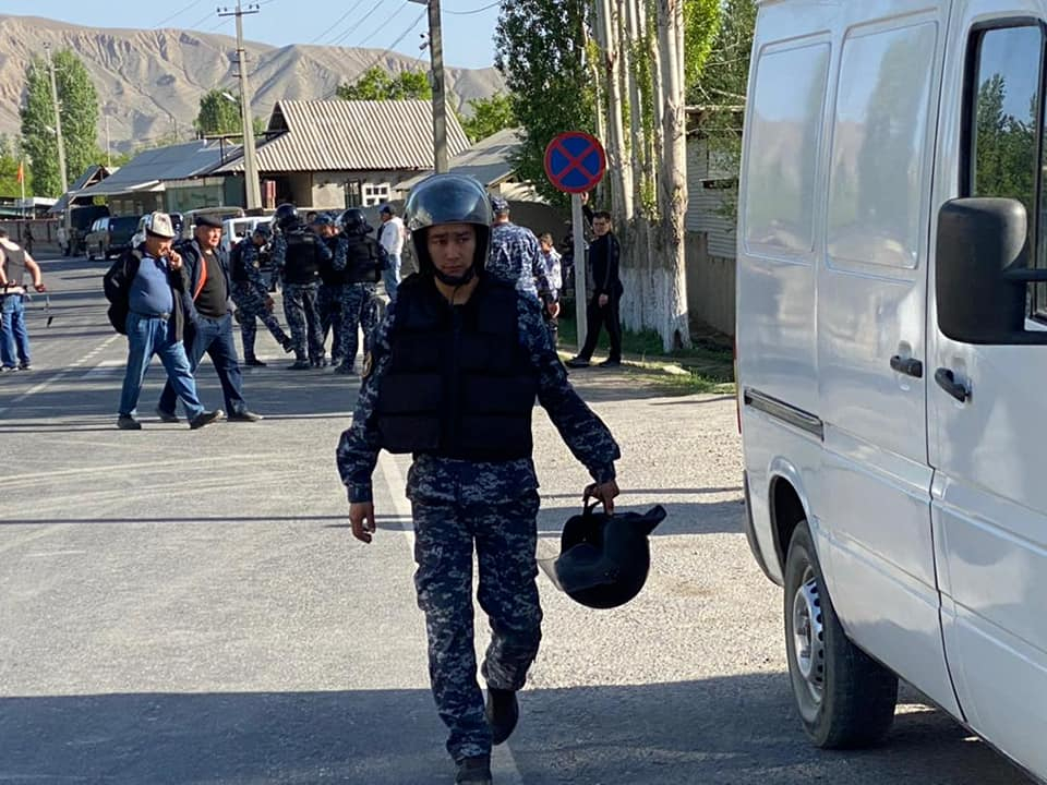 Конфликт на кыргызско-таджикской границе: в трех сельских округах Кыргызстана введен режим ЧП
