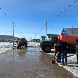 В Уральске талыми водами затопило улицы, дворы и здание акимата