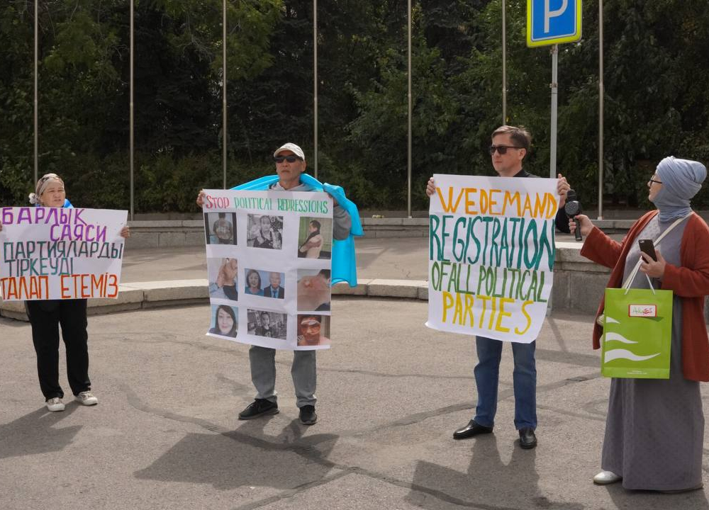 Около 20 человек вышли на митинг незарегистрированной партии «Алга, Казахстан» в Алматы