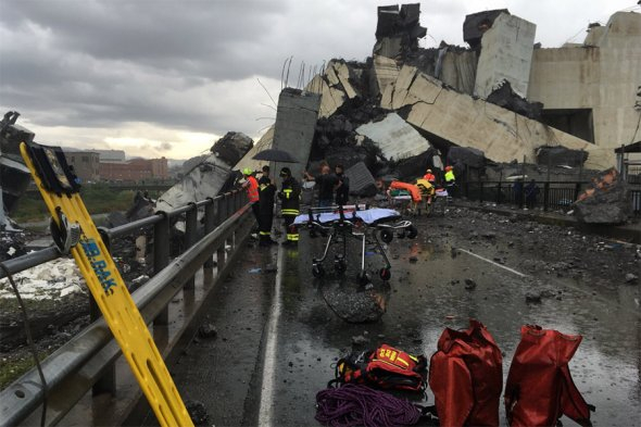 Десятки человек погибли при обрушении автомоста в Италии