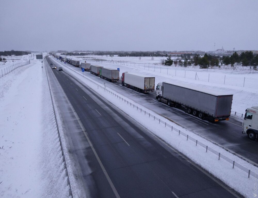 Более 150 казахстанских грузовых автомобилей застряли в Польше