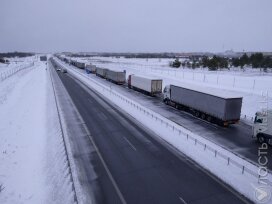 Более 150 казахстанских грузовых автомобилей застряли в Польше