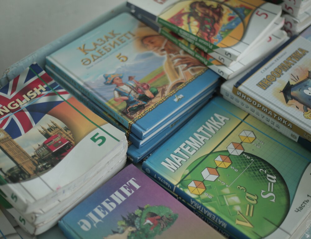 Более 100 учебников переведут до конца года на казахский язык